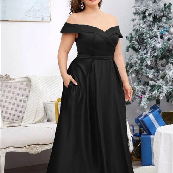 Elegant Black Off-Shoulder Maxi Dress - Picture 4 of 6